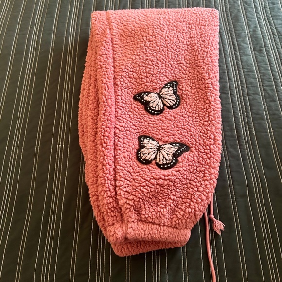 Pink sherpa fleece pant set with butterflies - Picture 6 of 10